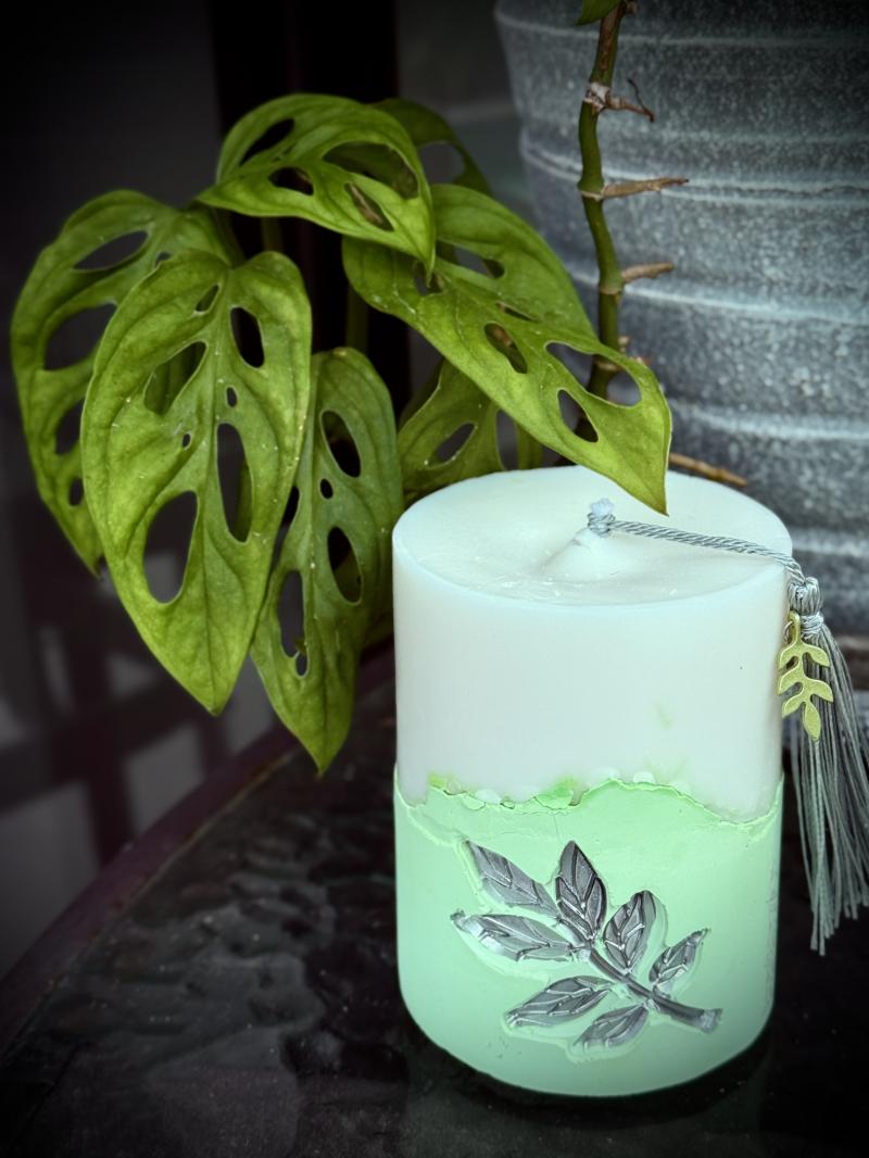 040 Leafy Green Soy Candle with Concrete Base