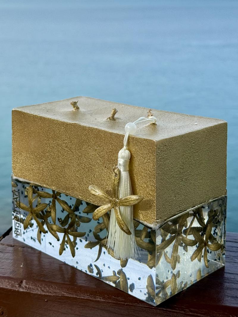 043 Gold Soy Candle with Epoxy Resin and Star Pods – Tropical Island Decor