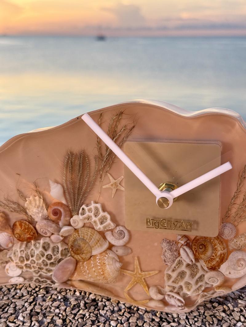 052 Seashell Resin Table Clock – Ocean-Inspired Island Decor