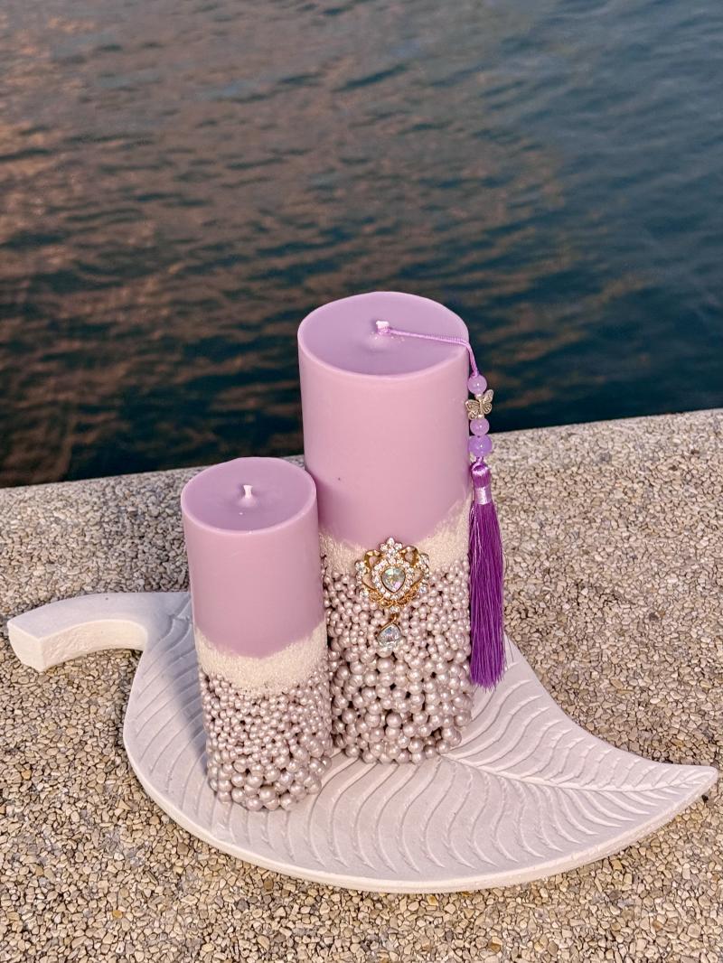 075 Two soy candles and a plaster tray