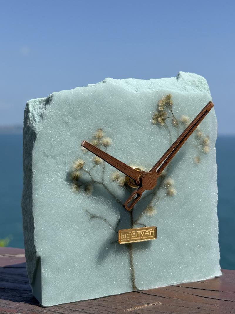 096 Epoxy resin table clock