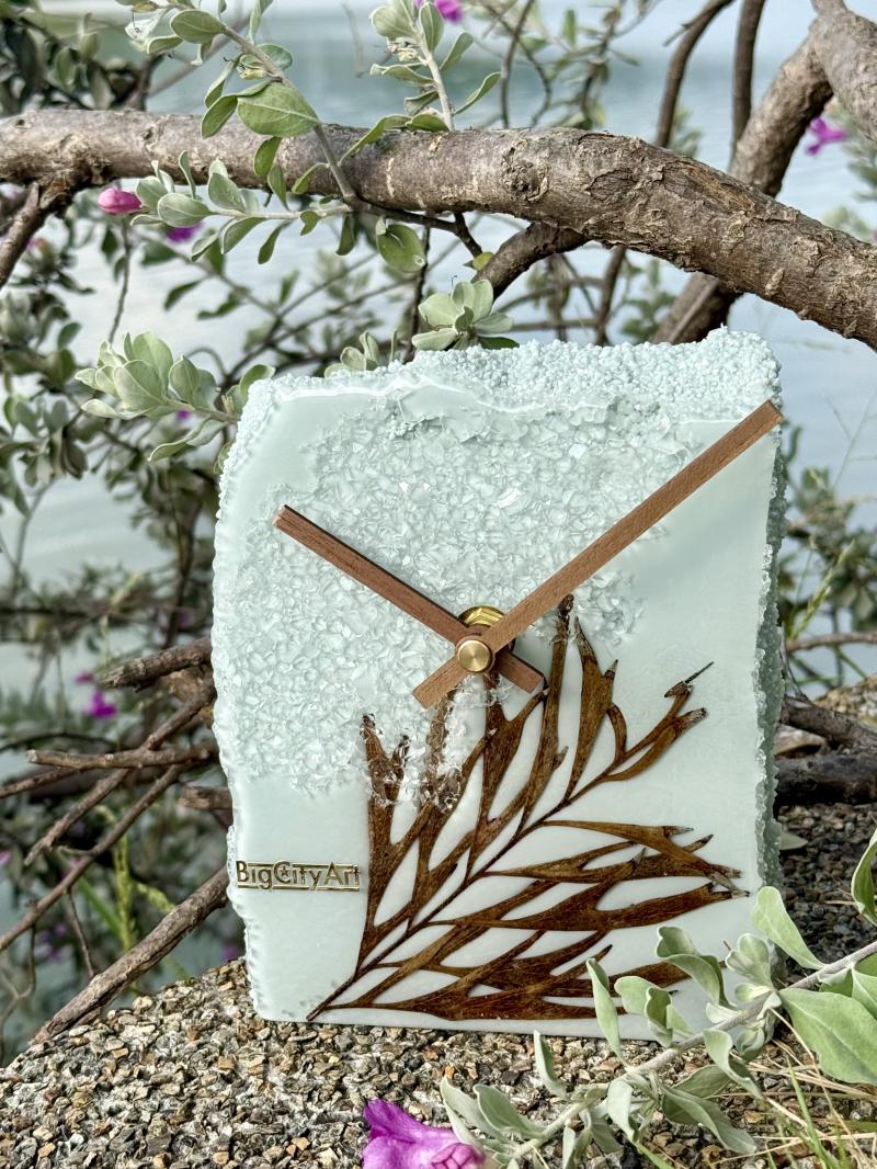 099 Epoxy resin table clock