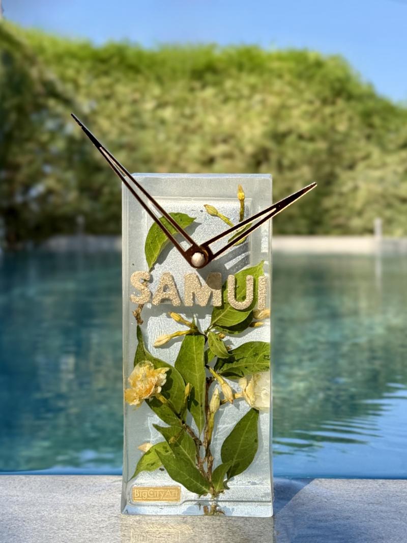 119 Table clock