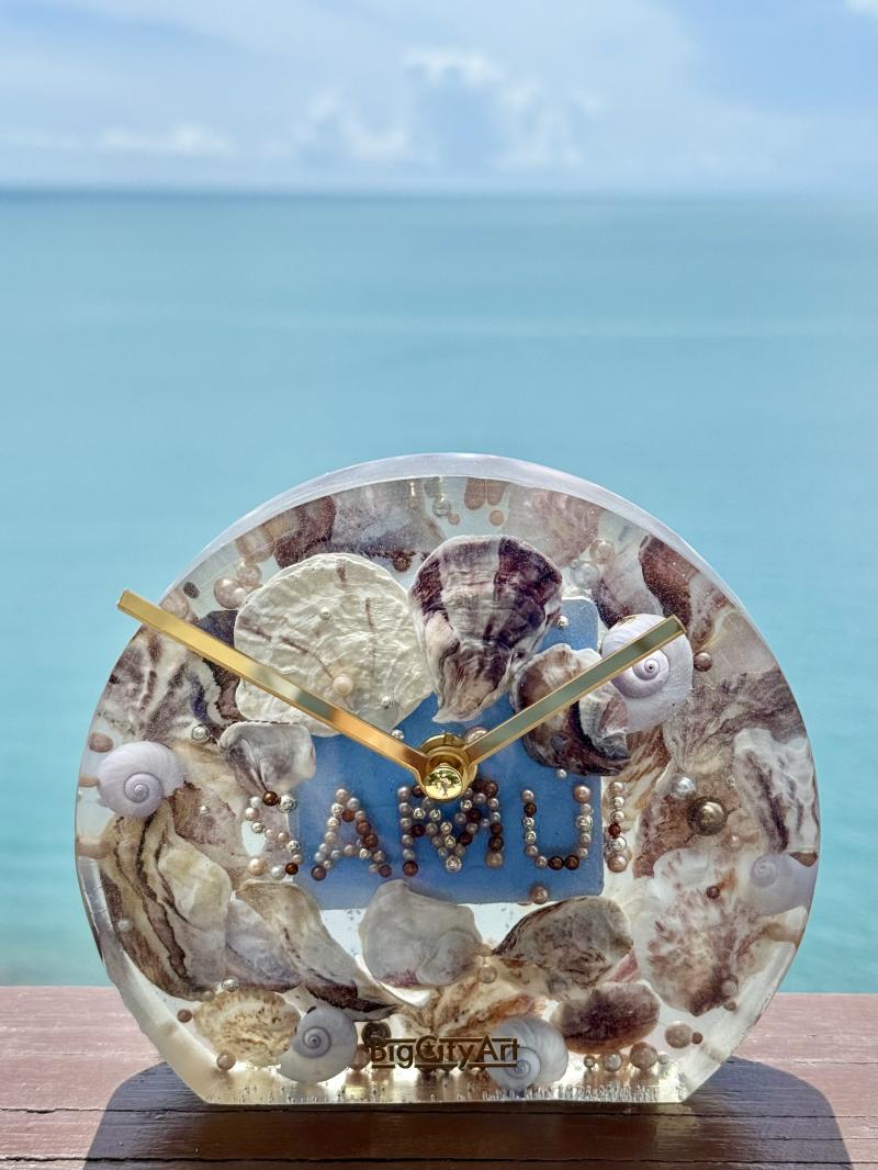 136 Table clock
