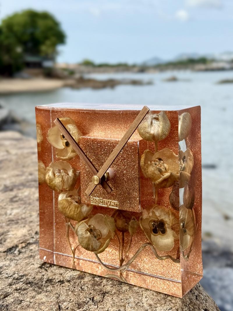 143 Table clock
