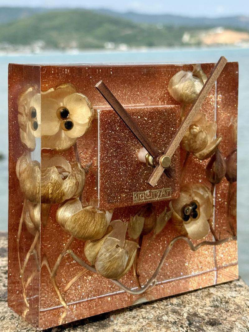 143 Table clock