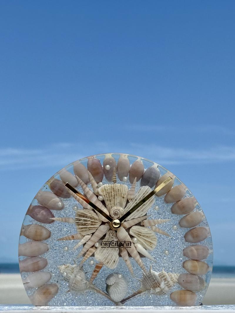 147 Table clock