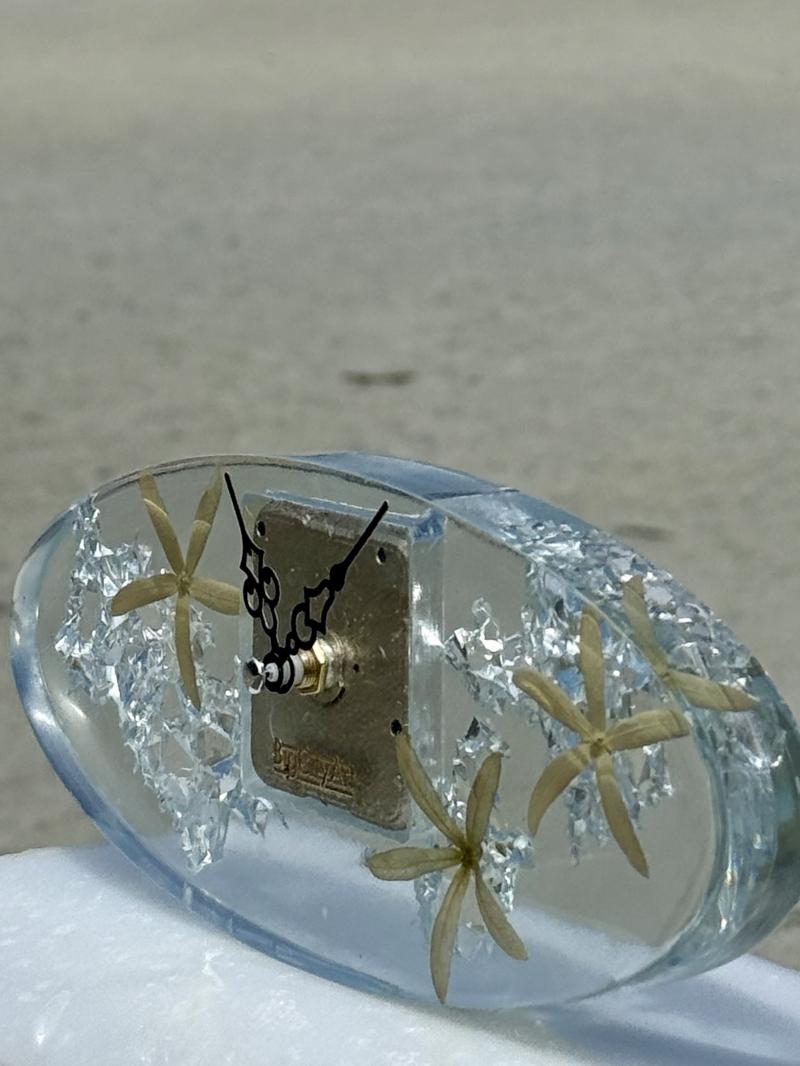 152 Table clock
