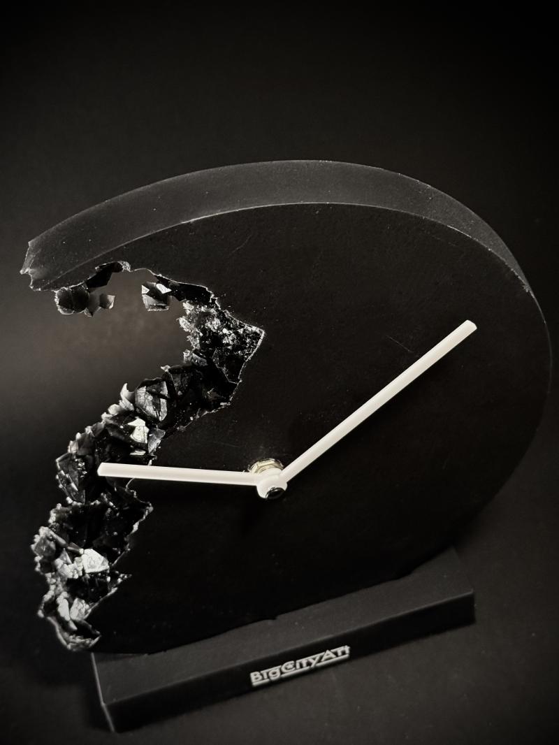 163 Table clock