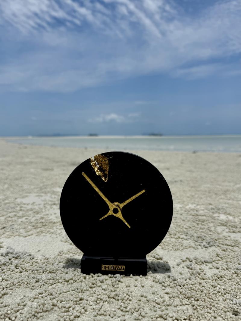 167 Small table clock