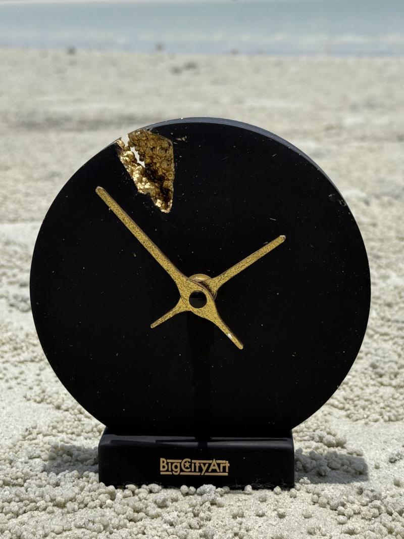 167 Small table clock