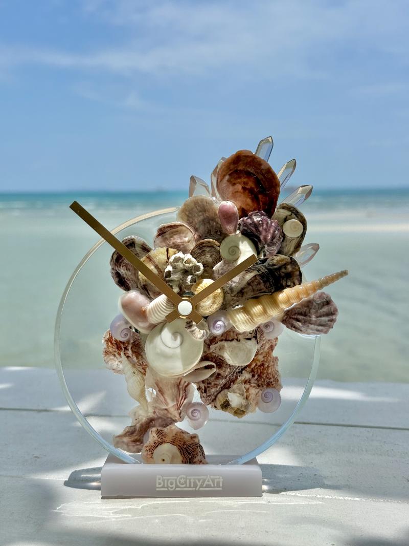 168 Small table clock with sea shells