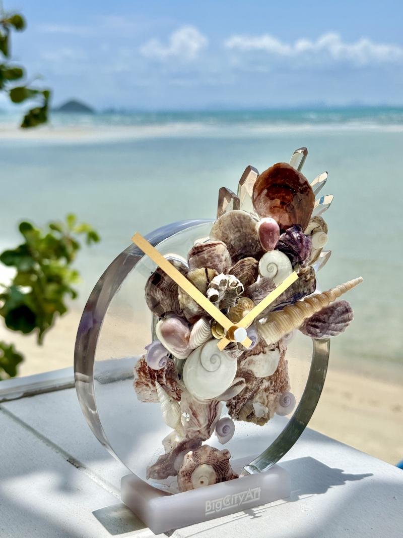 168 Small table clock with sea shells